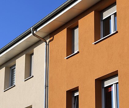 Fassade in orange und weiß 