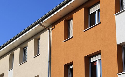 Fassade in Orange und Beige 