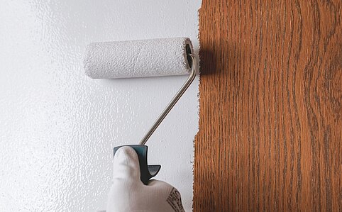 Wand in weiß lackieren 