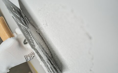 Putz auf die Wand auftragen 