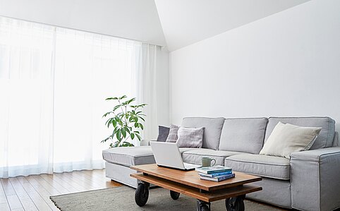 Wohnzimmer mit weißen Wänden 