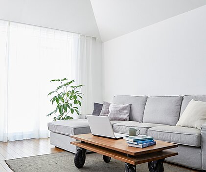 Wohnzimmer mit Couch 